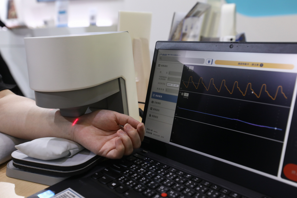 PG电子耘康脈象檢測系統透過電腦精準控制升降系統，還原中醫師三指把脈過程的舉、按、尋手法，將脈象感受轉化成數據，未來可結合大數據分析，實現智慧醫療及準確性